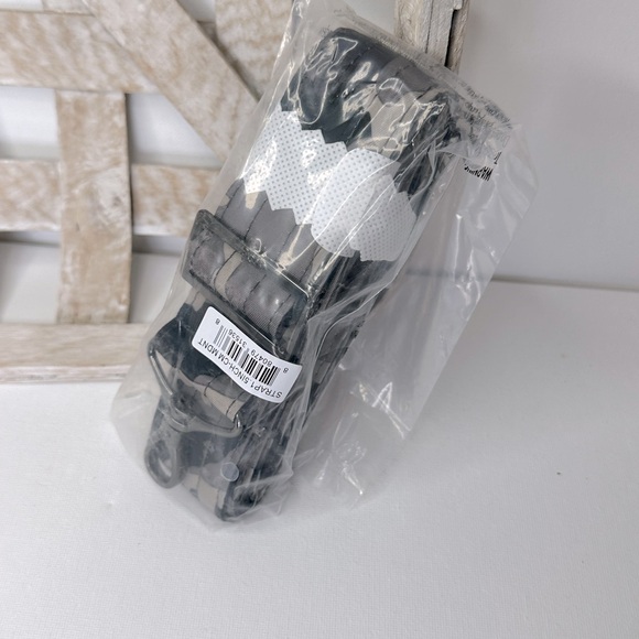 New in pkg Lug adjustable crossbody strap in camo midnight - Picture 2 of 2